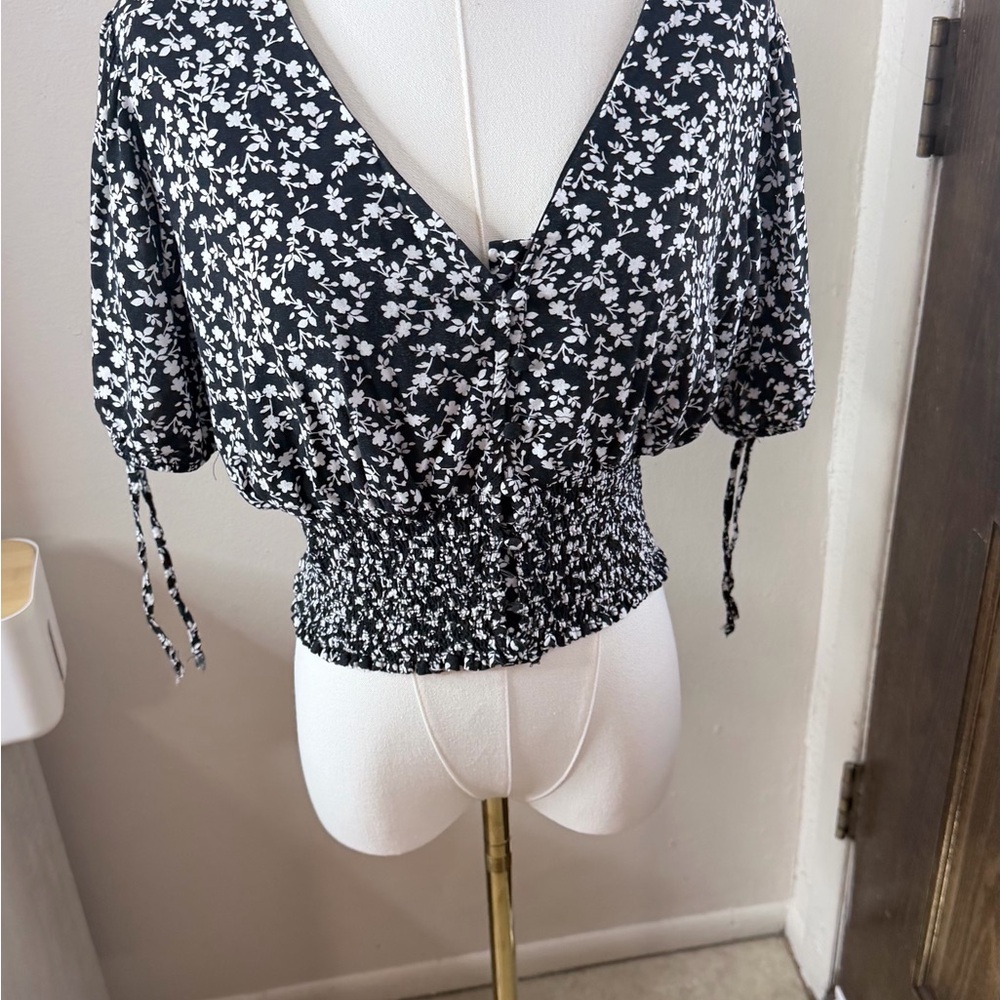 J for Justify Women’s XL Black White Floral Smocked Waist V-Neck Blouse